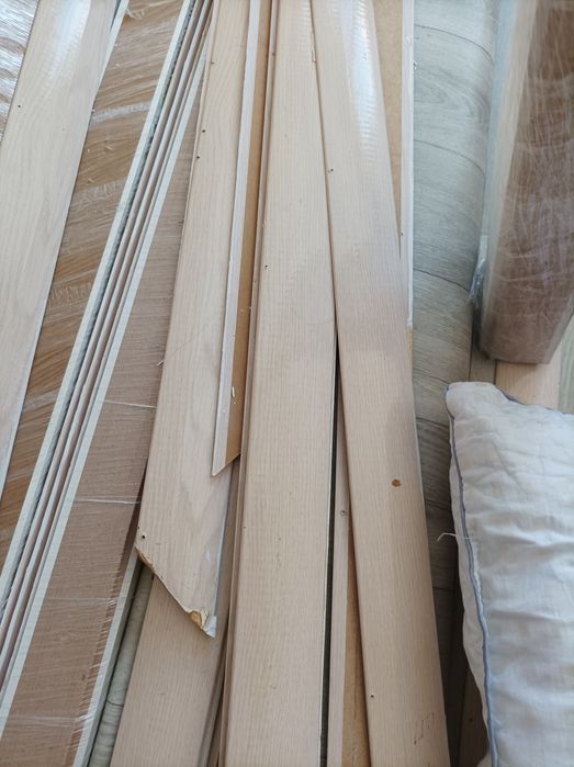 Есік 1еуі 9мың 6 есік бар