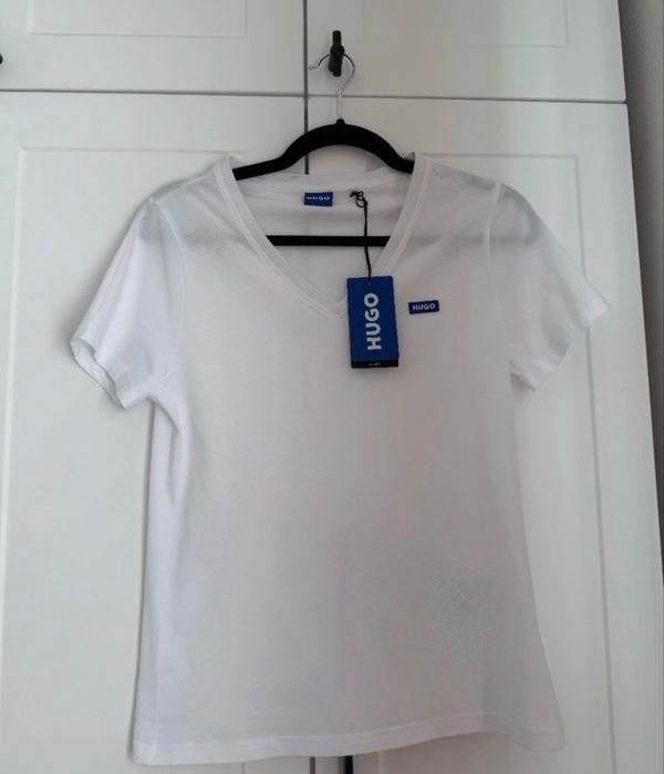 Бяла тениска на Hugo.