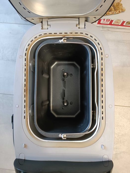 Хлебопекарна Tefal много запазена. Липсват само тавичките за кифлички.