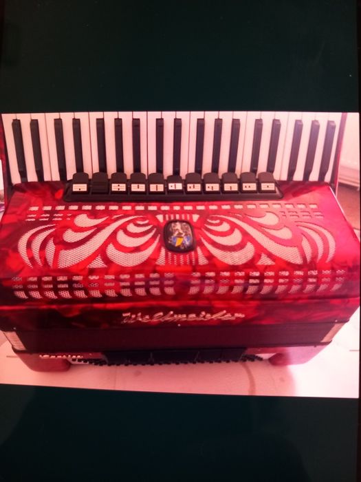 Acordeon  de vanzare120 basi acordeonul are burduf original are compre