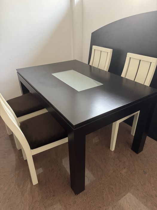 Кухянска маса с четири стола от масивен материял без забележки