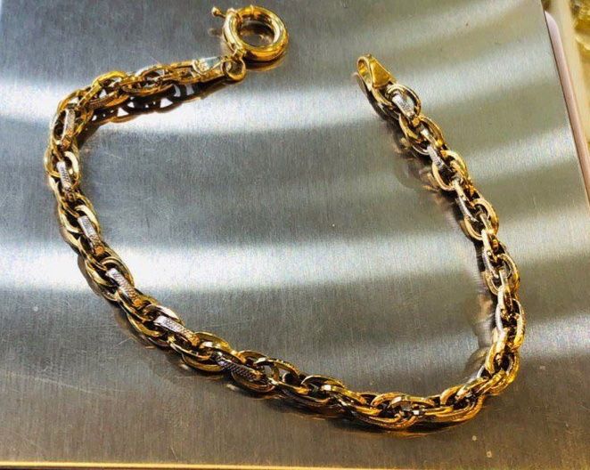 Золотой браслет продается