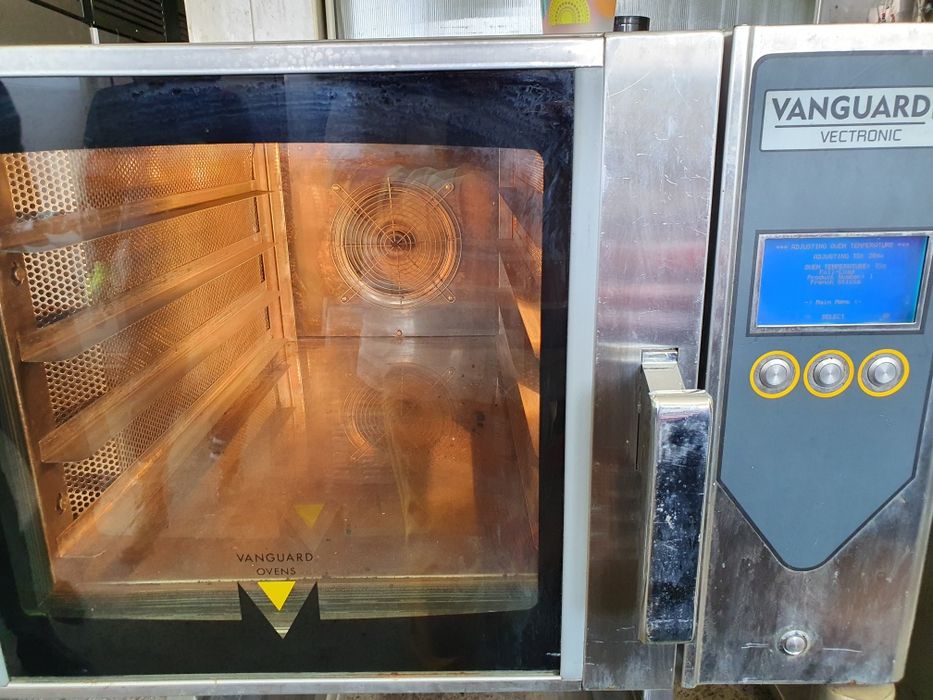 Фурна за тестени,изделия,корoсани,баници,хляб,с стойка 4бр тави,1600лв