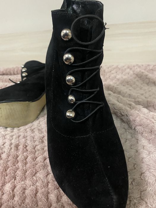 Дамски затворени обувки с ток