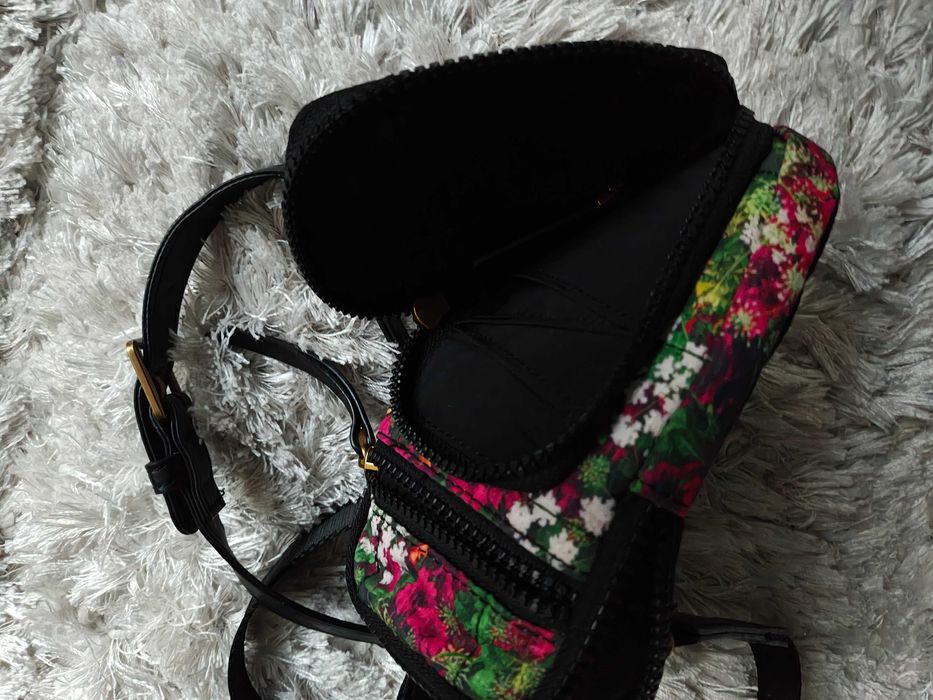 Продавам калъф за телефон на марката Desigual