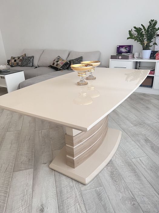 Срочно продается стол в гостиную 220*90 см