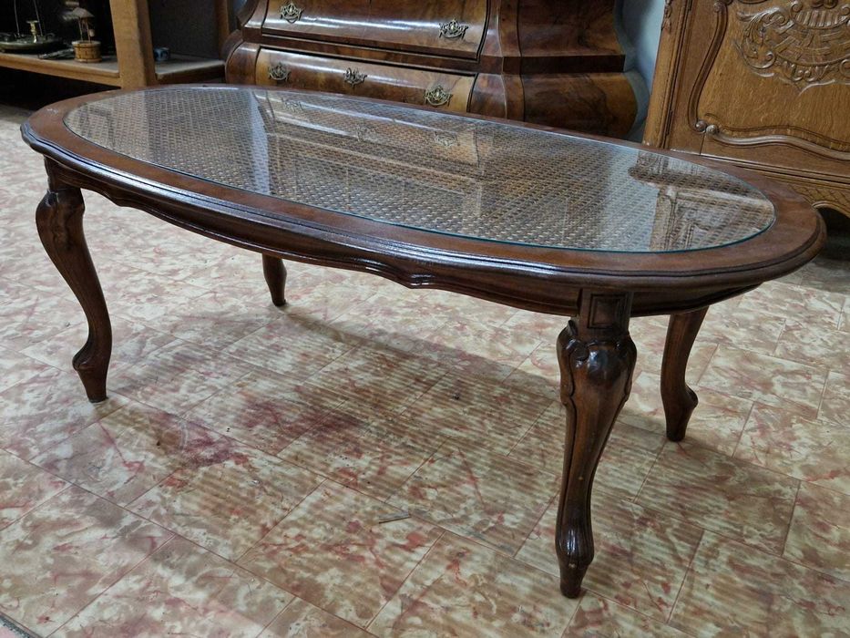 Холна маса масив със стъклен плот и ръчно плетен ратан