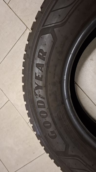 Всесезонна бусова гума  GoodYear 235 65 16С