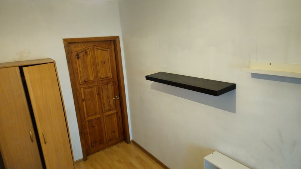 Девушке  в надёжном доме