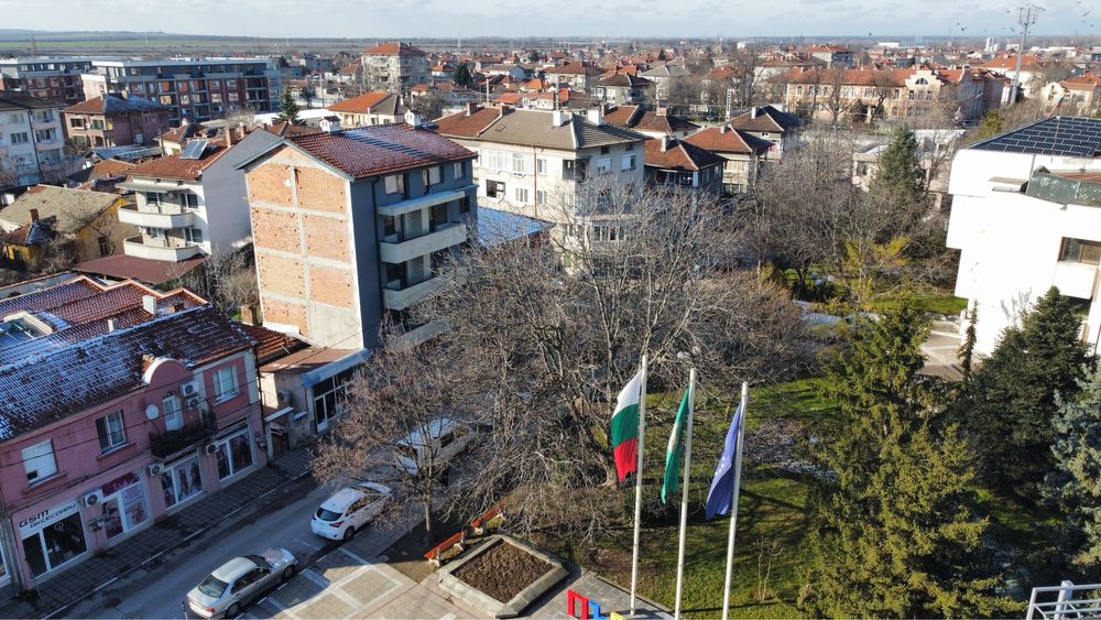 Продавам тристайни апартаменти в гр.Първомай