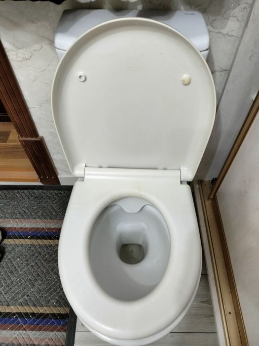 Продам белый унитаз б/у