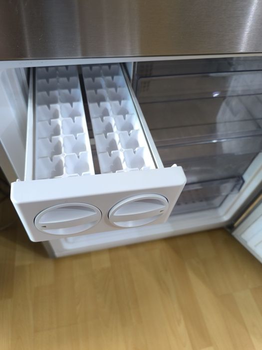 Продавам хладилник а фризер