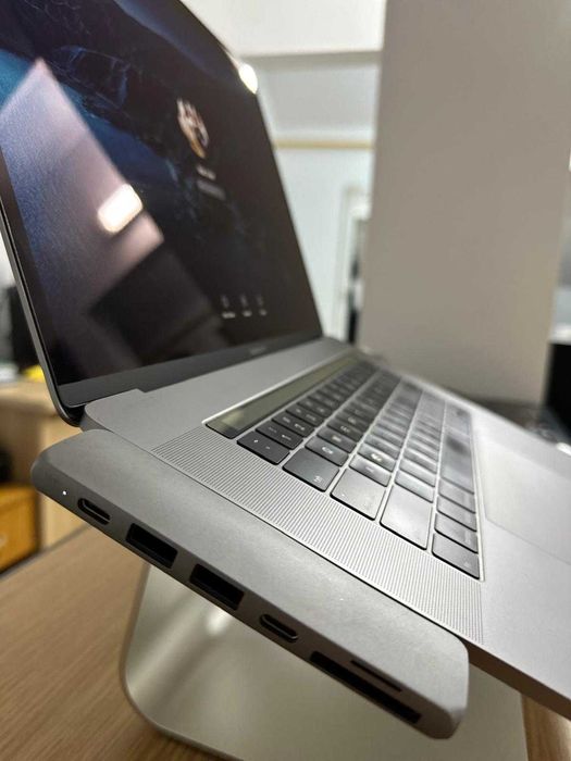 MacBook Pro 15" i7/16GB/512GB – pachet complet, negociabil