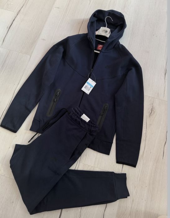 Топ Цена само 85.Ватиран Екип Nike Tech Fleece.