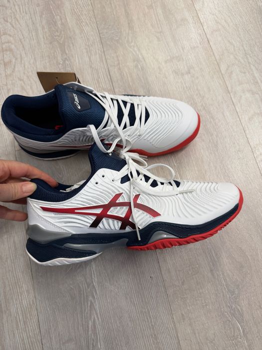Продам кроссовки ASICS новые размер 40