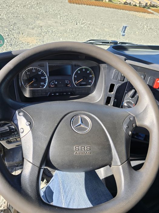 Mercedes Benz Atego  cu macara