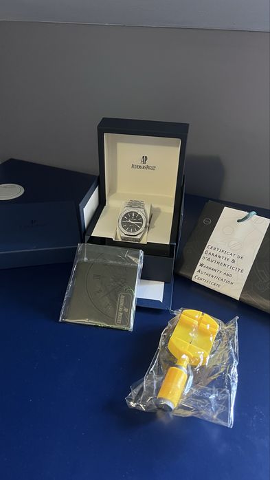 Audemars Piguet AP Royal Oak Frosted Gold 37mm Automatic Black Dial watch часовник