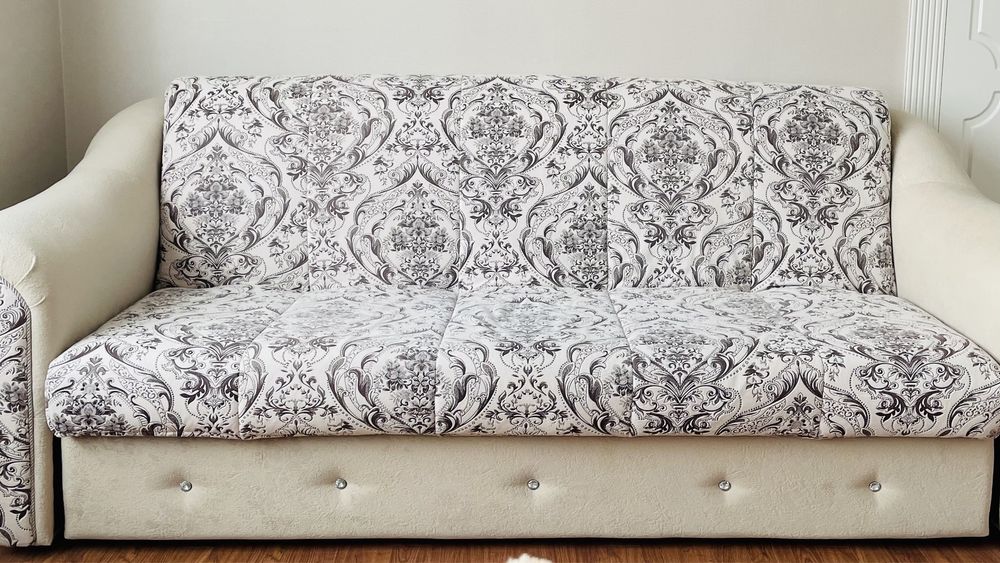 Один диван, один Софа, одно кресло и все раскладывается