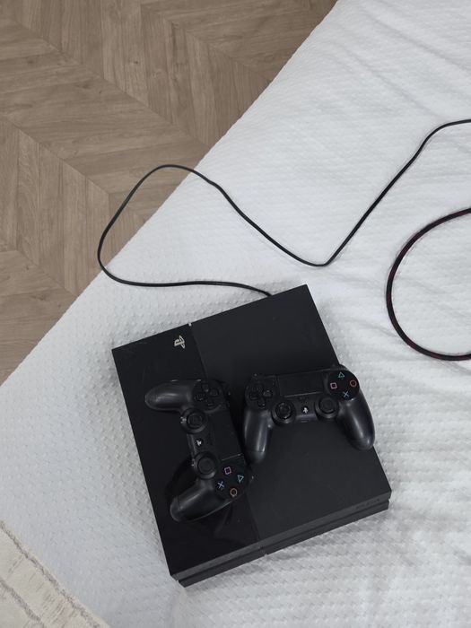 Плэйстэшин 4 черного цвета