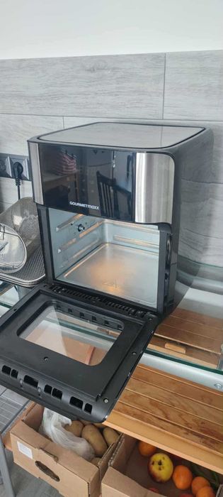 Vând fripteuza cu aer cald Gourmetmaxx model GLA-1003,