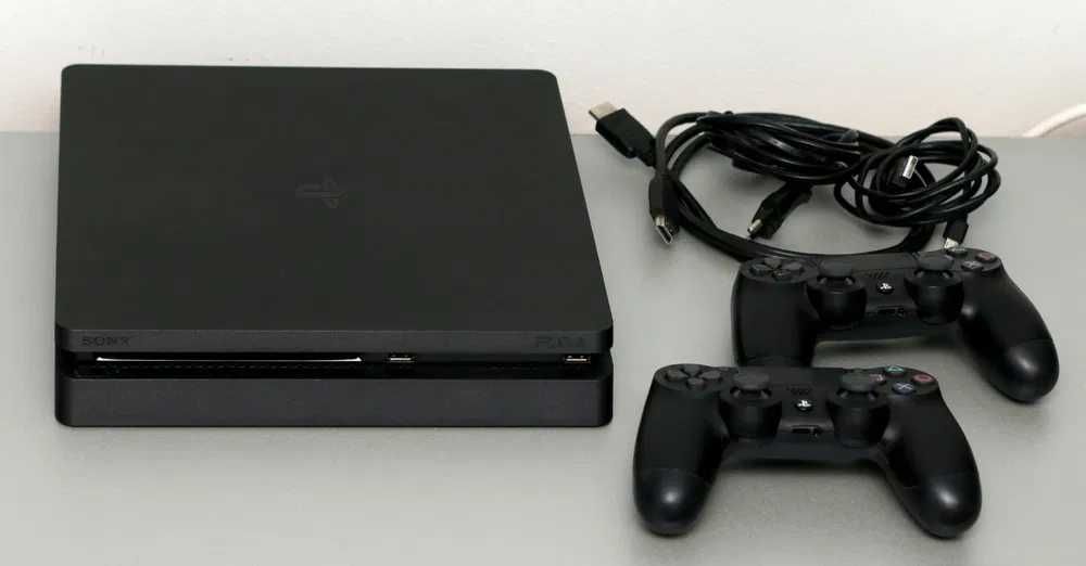 Play satation 4 slim Play station 4 Fat