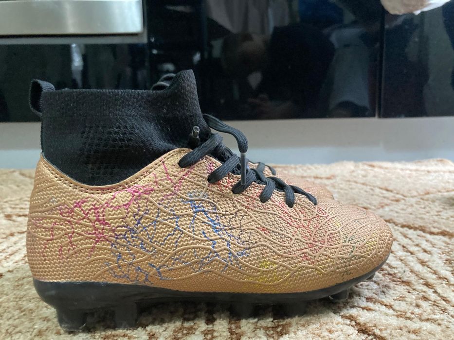 Продаю буцы футбольные.