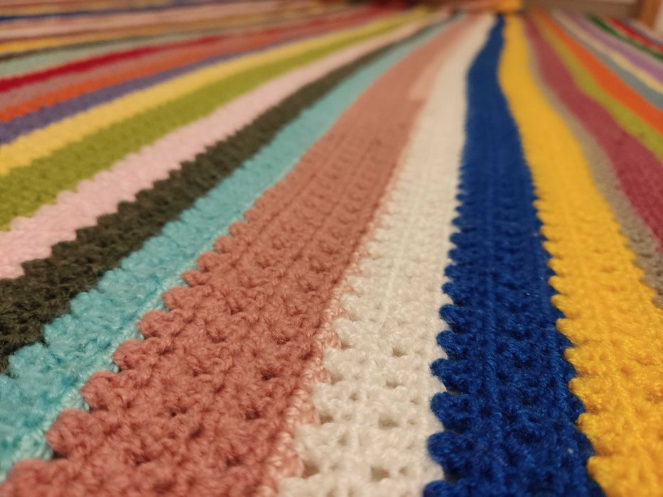 Ръчно излетен комплект на една кука - шалте с 4 калъфки за възглавници