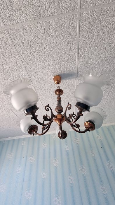 Люстры с плафонами и бра отдам бесплатно