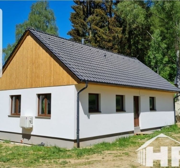 Containere modulare pe structură metalică rezistentă și invelite cu panou sandwich termoizolant,