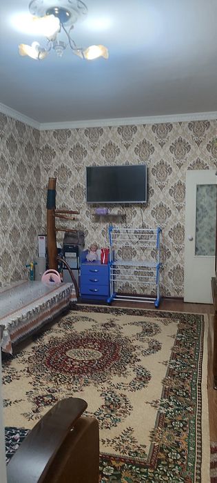 Массив Феруза продается 1  в 2 комн  2 й этаж, ремонт, таксопарк 4