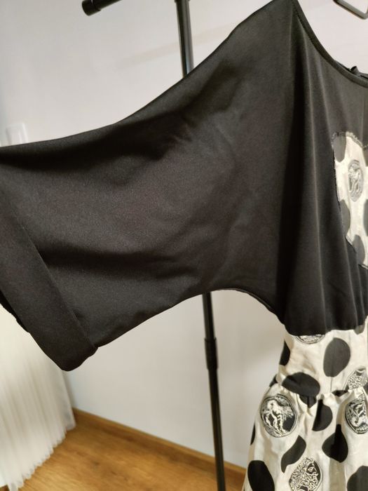 Чисто нова рокля с апликация сърце.
Т