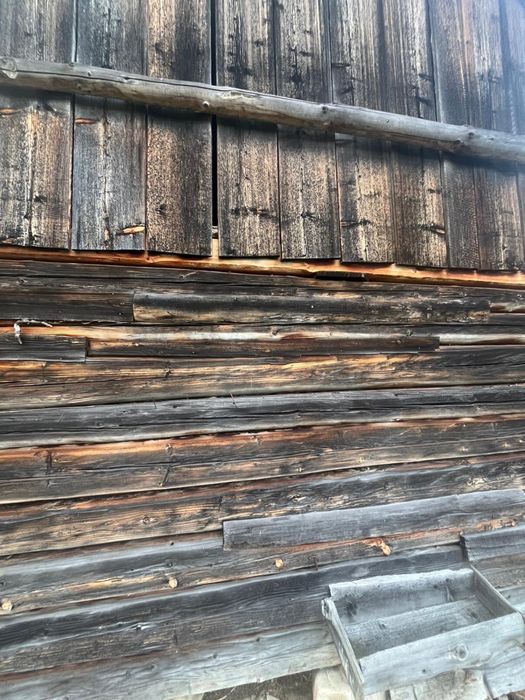 Vand constructie din lemn cioplit