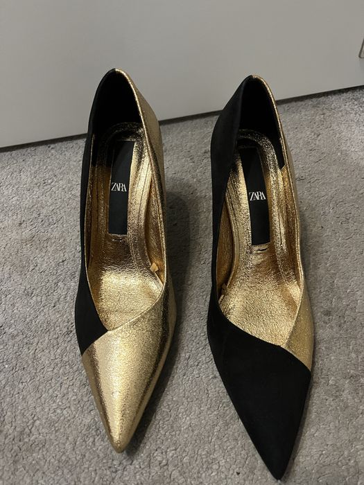 Обувки с висок ток с интересен златист дизайн