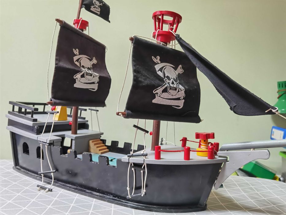 Детская игрушка деревянный корабль