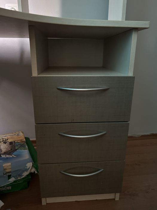 стол с полками и с шкафчиками