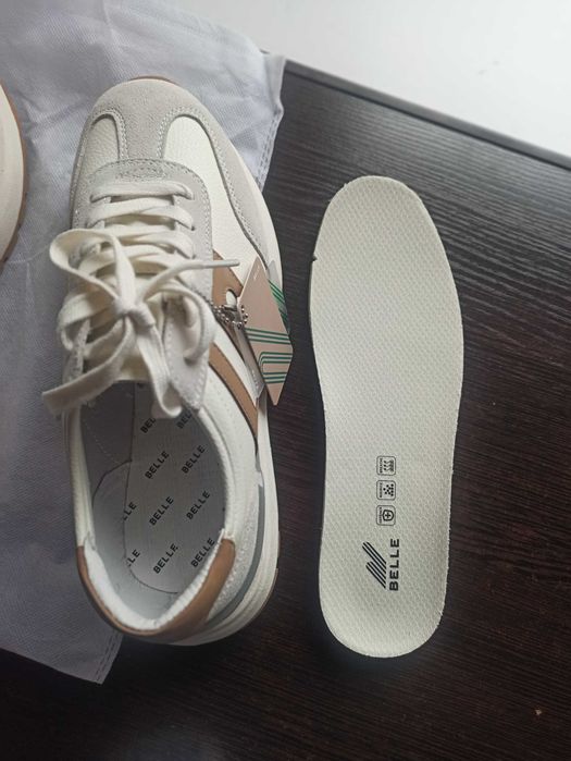 Продам женские кроссовки