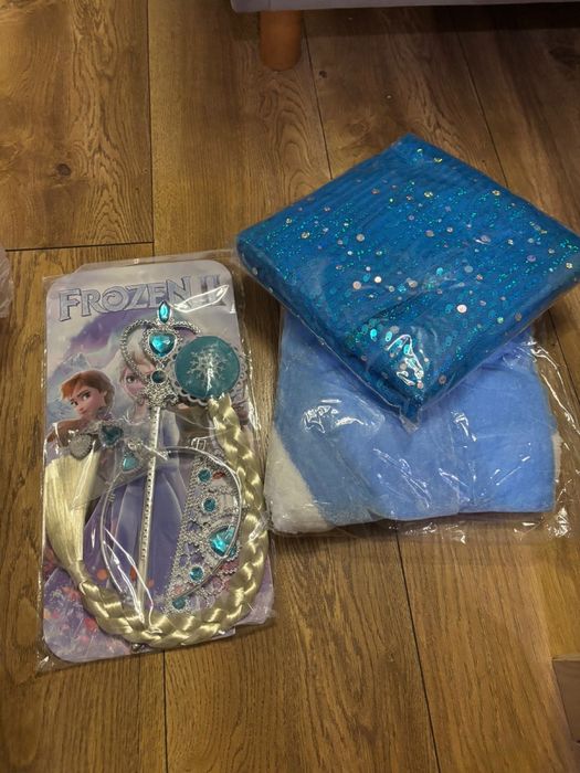 Продам Платье Эльзы с накидкой и аксессуарами