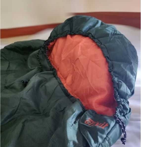 Почти нов спален чувал Crivit – надеждно удобство за къмпинг и планини