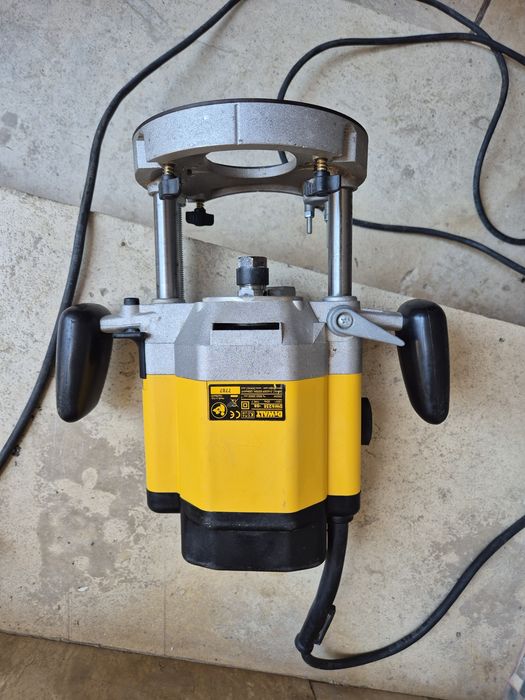 Оберфреза Dewalt DW625