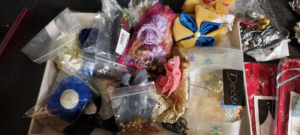 Lot 3 kg accesorii handmade – mărgele, flori textile