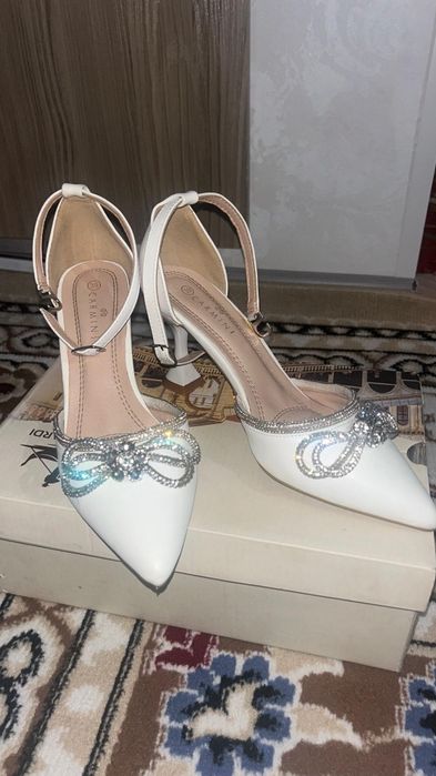 Продаются красивые туфли.