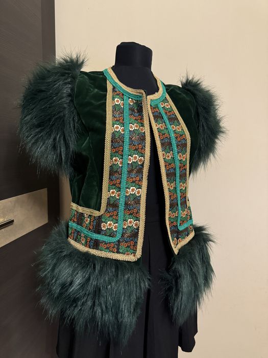 Vesta blana artificiala