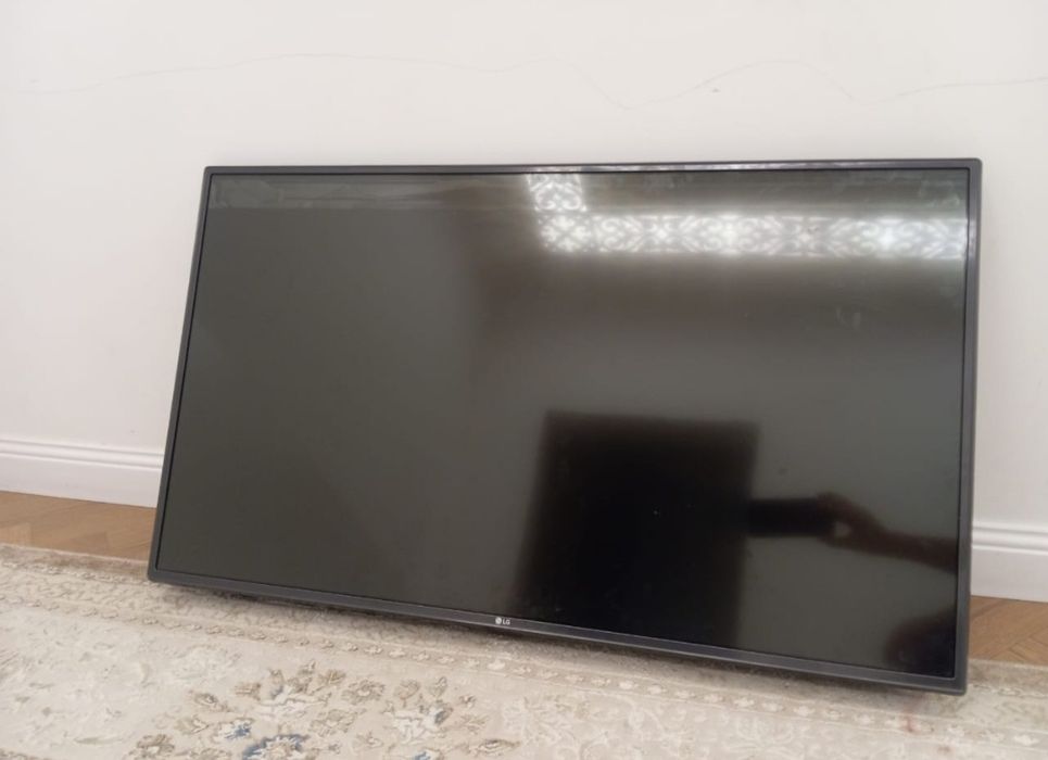 Телевизор LG 43 б/у с царапинкой