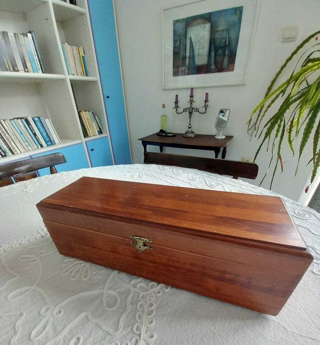 Кутия, стойка, бутилка - гарафа за вино - за подарък