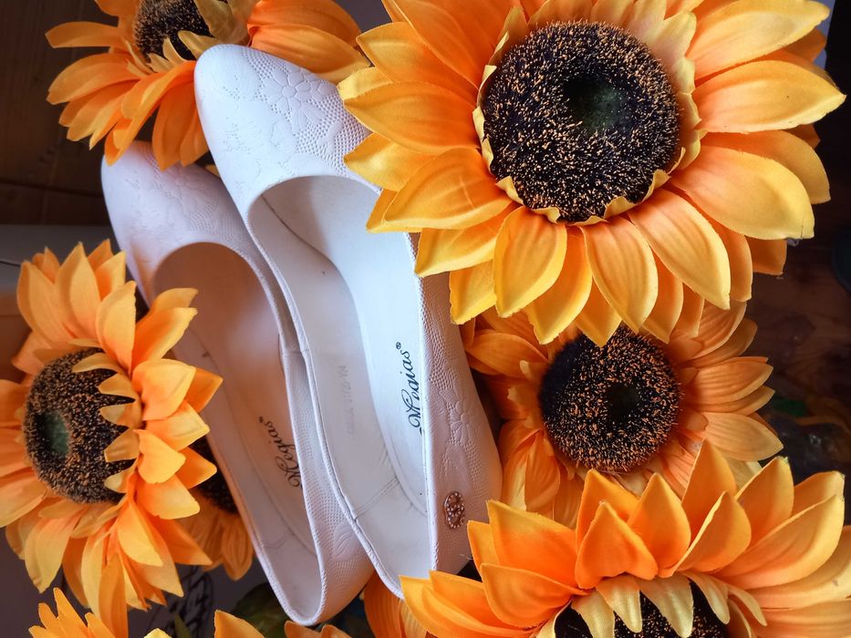 Дамски бели обувки