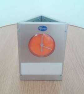 Ceas - pe suport pot fi puse fotografii, calendare, etc