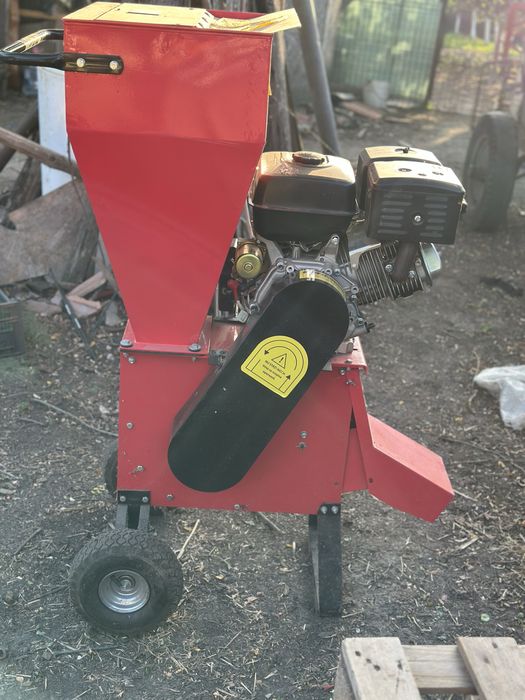 Tocatoare crengi pe benzina .