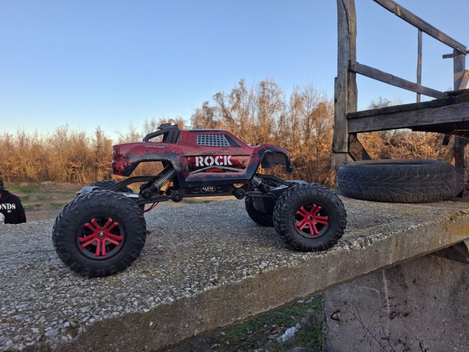 Продавам RC джип ROCK 1/5 с дистанционно и зарядно за дете