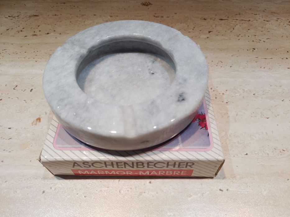 Scrumieră din Marmură naturală de CARRARA, masiva