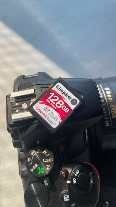 Nikon D5600 + Nikon 35mm f/1.8G + card 128GB, doar 9875 cadre